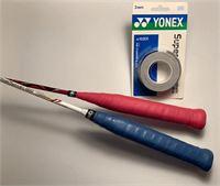 Tay vợt cầm vợt cầu lông quấn dây Yonex