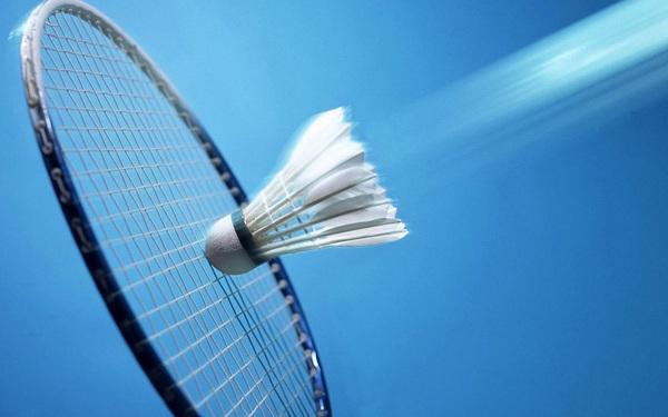 Tay vợt đang giăng dây vợt Babolat ruột bò