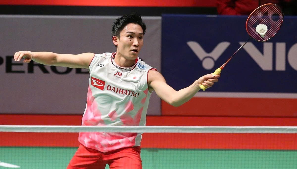Tư thế đập cầu của Kento Momota