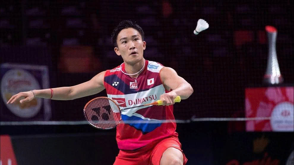 Tư thế đập cầu của Kento Momota