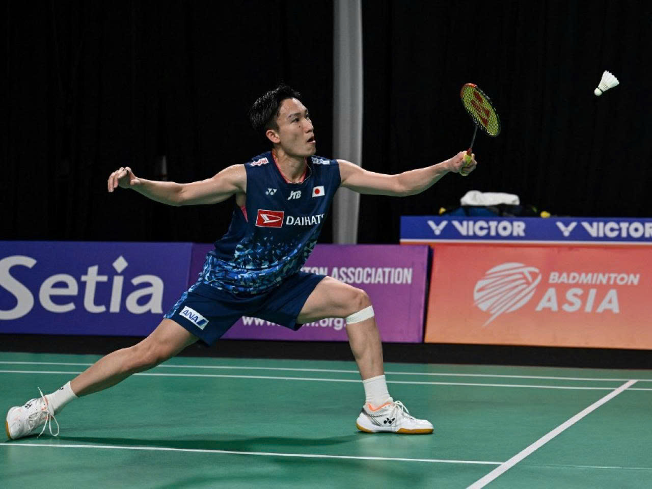 Tư thế đập cầu của Kento Momota