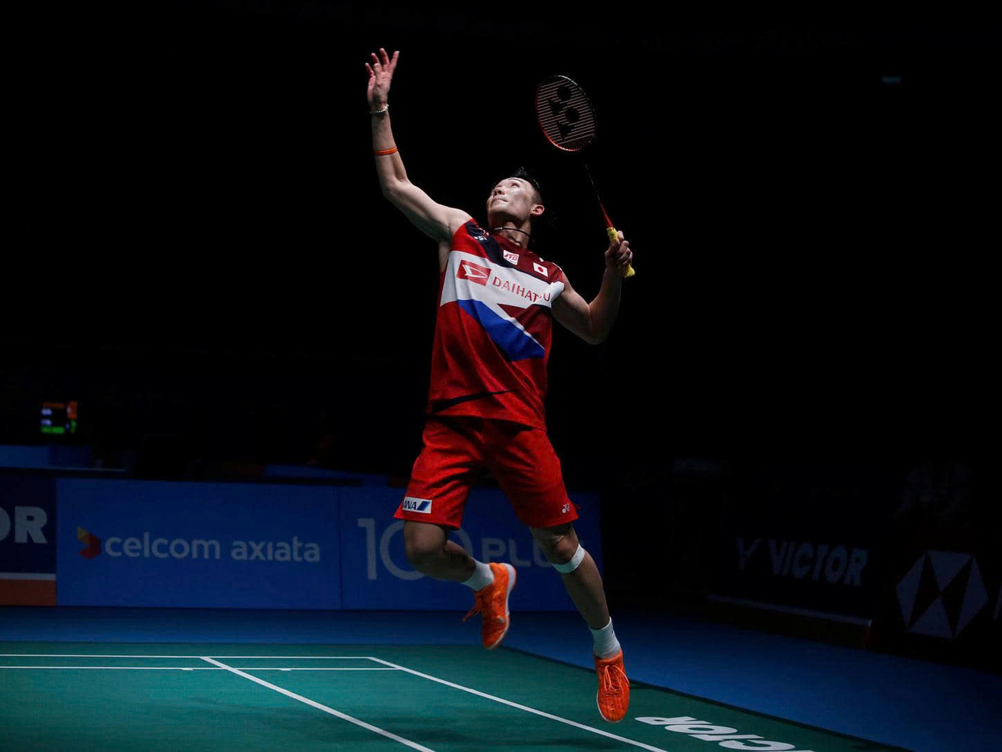 Tư thế đập cầu của Kento Momota