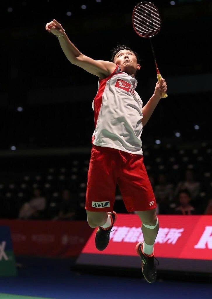 Tư thế đập cầu của Kento Momota