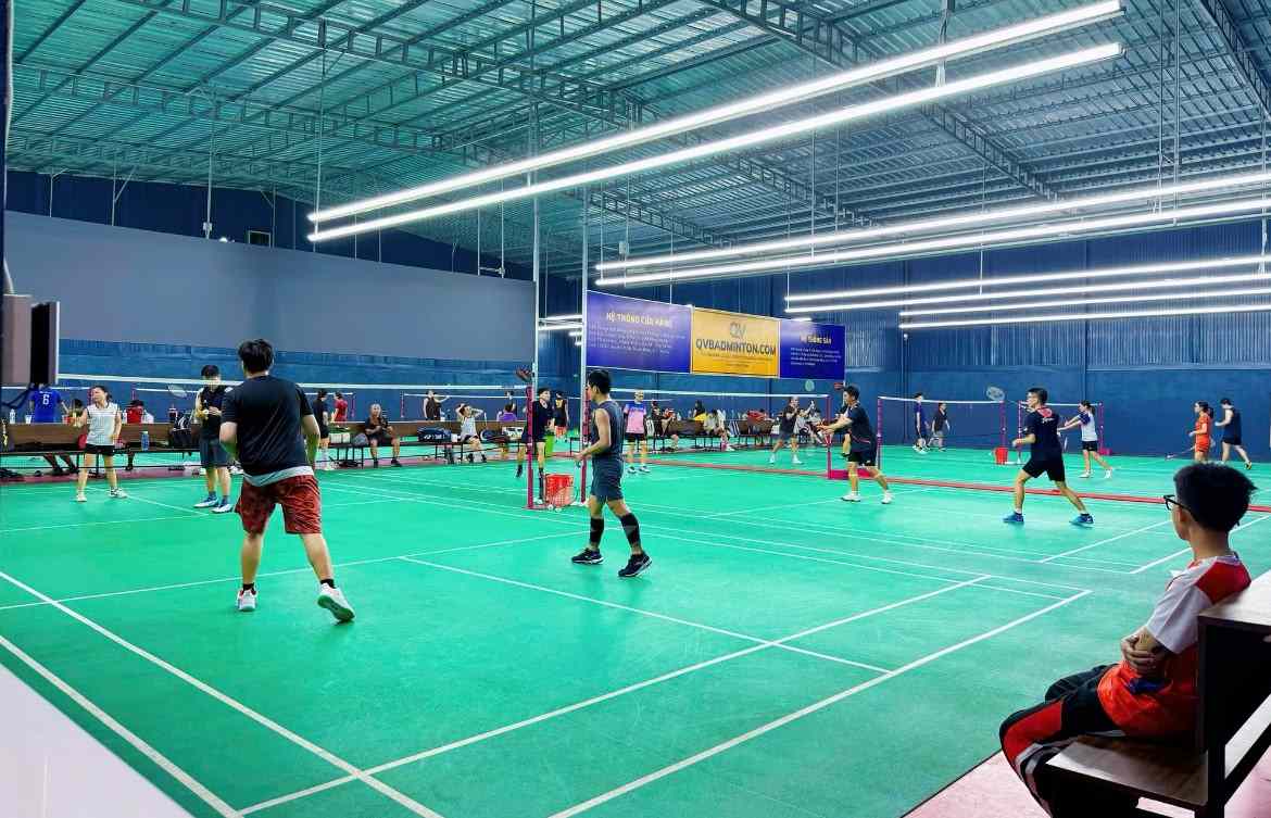 Không gian sân cầu lông Quốc Việt Badminton quận 7