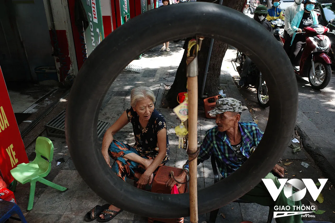 Người dân trò chuyện trên vỉa hè