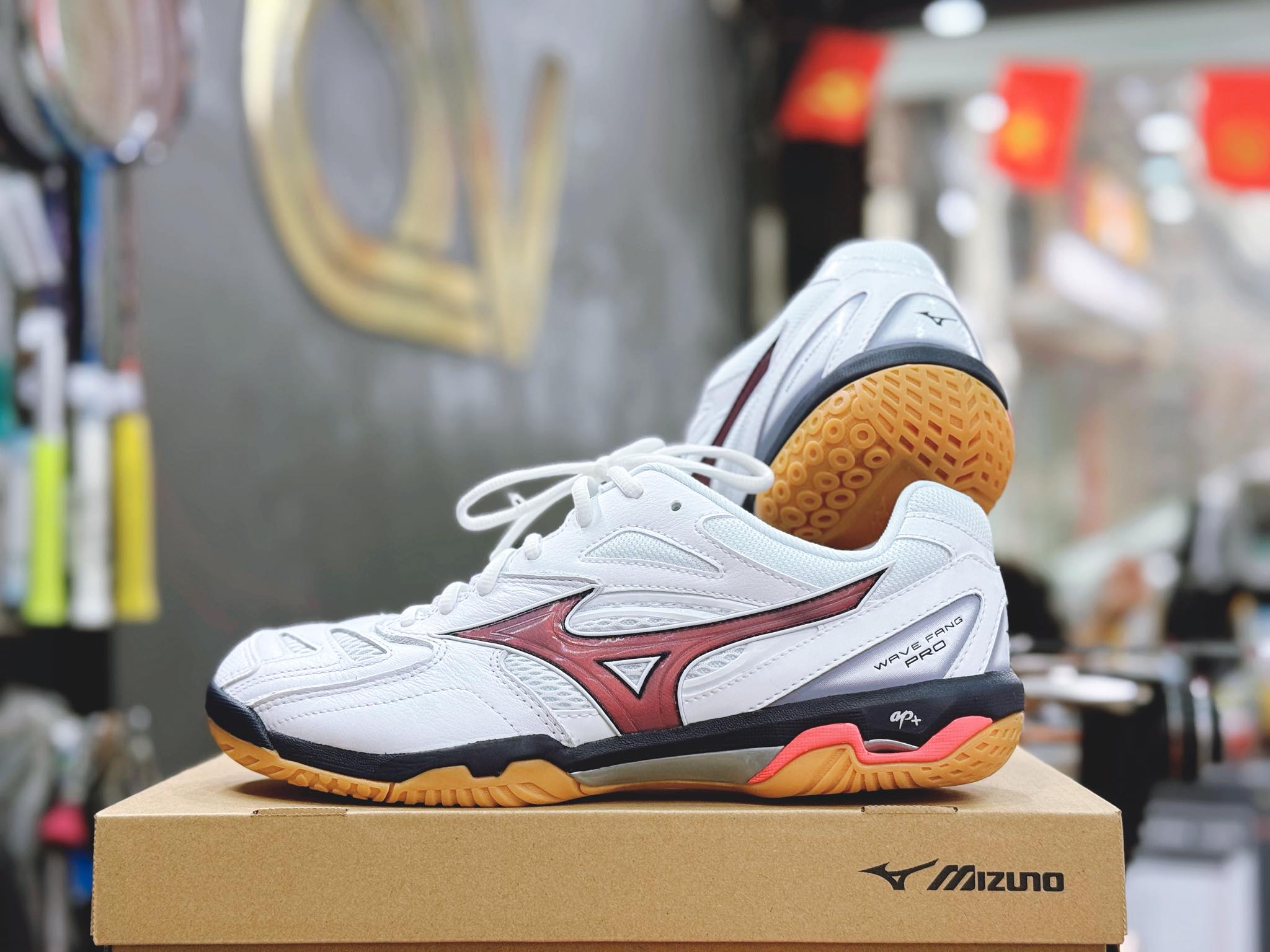 So sánh độ êm và ổn định của các dòng giày cầu lông Mizuno